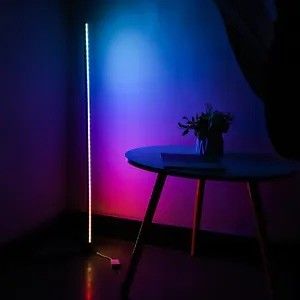 Niestandardowa aplikacja Atmosphere Wi-Fi i zdalnie sterowana lampa podłogowa LED do sypialni w inteligentnym domu